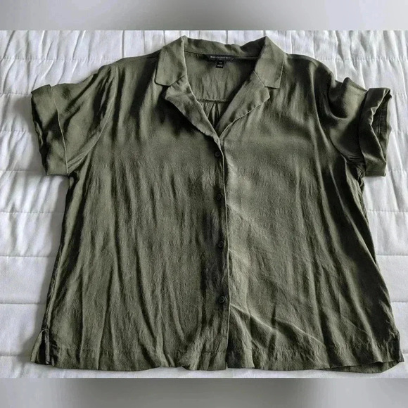 2 blouses Banana Republic and Unqilo excellent condition - Picture 2 of 9